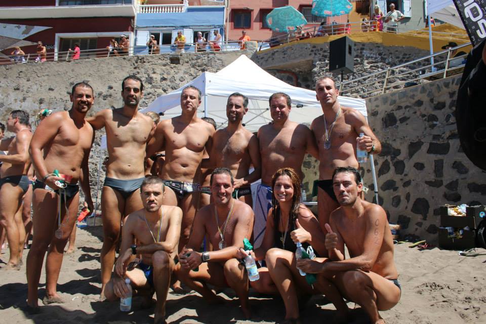 Dani, el segundo por la izquierda del grupo que está de pie, junto a los amigos del grupo “nadadores playa de Sardina"..