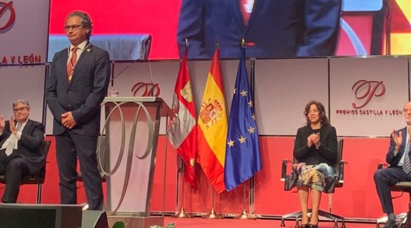 Pedro Rodríguez felicita al guiense Juan Pedro Bolaños tras el Premio Castilla y León de Investigación